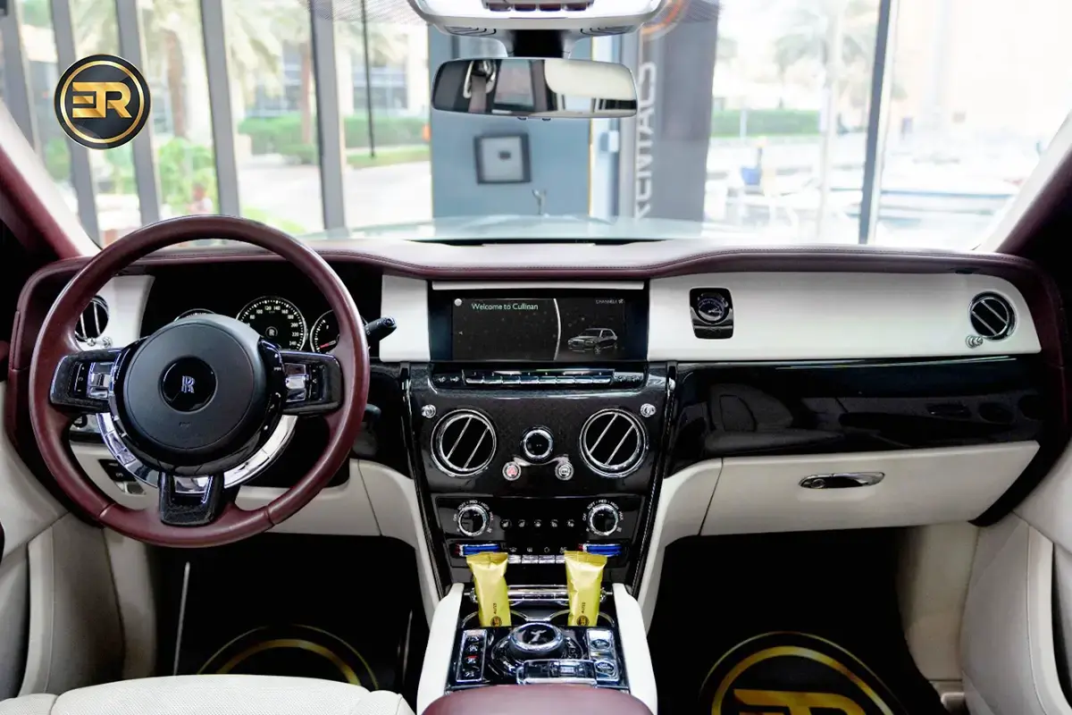Rolls Royce Cullinan White Black Badge